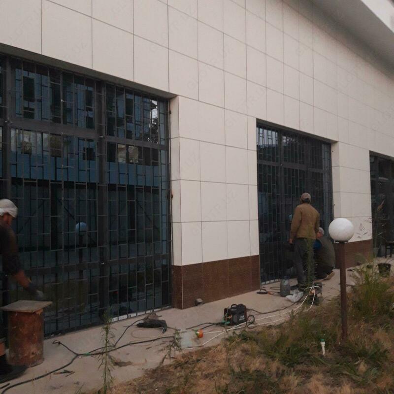 Kulrang derazalardagi soxta panjaralar