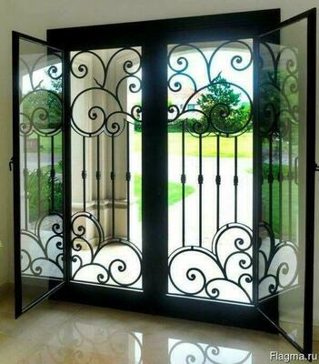 Кованные решетки на окна коричневые