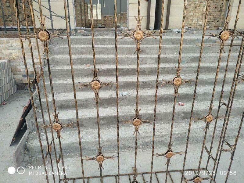 Naqshlar bilan ishlangan temir panjaralar va avtoulovlar