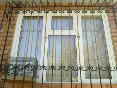 Цена по запросу Кованные решетки и навесы для дома с узорами