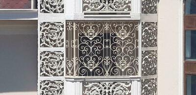 Кованные заборы и оконные решетки для дома с узорами