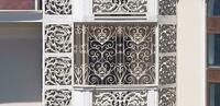Naqshli uy uchun soxta to'siqlar va deraza panjaralari