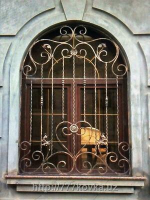 Кованные заборы и оконные решетки для дома с узорами