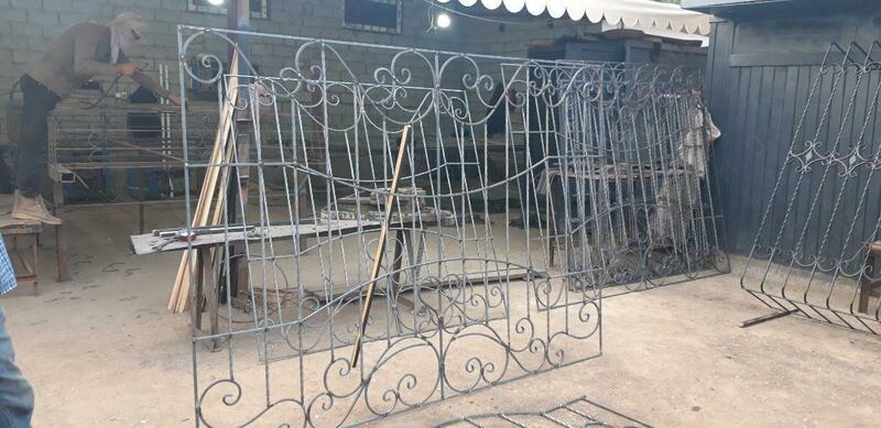 Кованные решетки и заборы для дома - по запросу