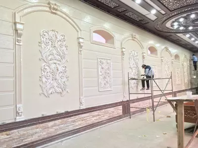 Декорация панелей травертином