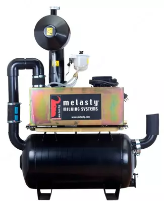 Porno tomosha qiling: Qoriqchi sargish ayolni yalaydi