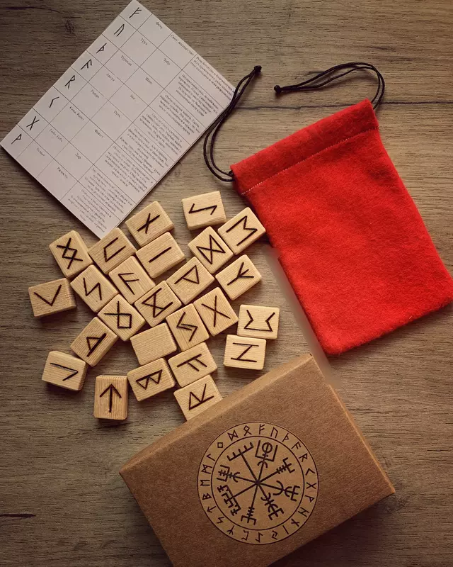 Magic_Store - Браслет из сандала с руной Дагаз