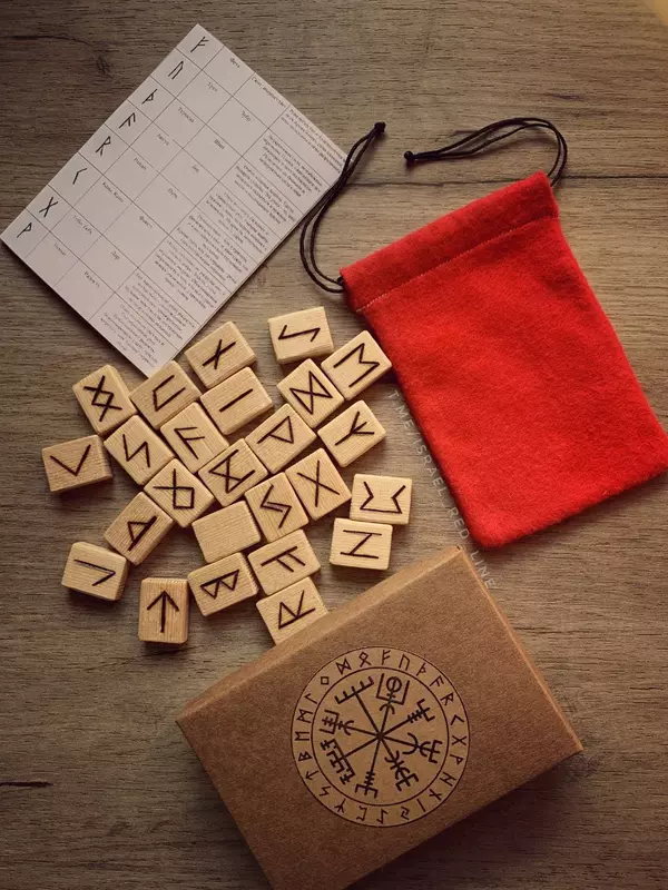 Набор гадальных рун из норвежской ели