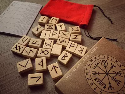 Гадальные руны из норвежской ели