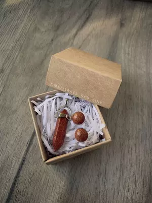 Tabiiy toshlardan yasalgan yurak shaklidagi marjonlarni