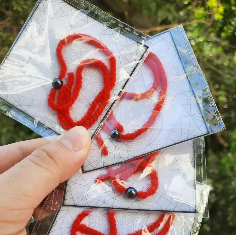 Красные нити с подвесками