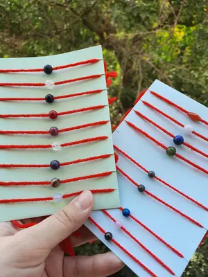 Красные нити с бусинами из натуральных камней