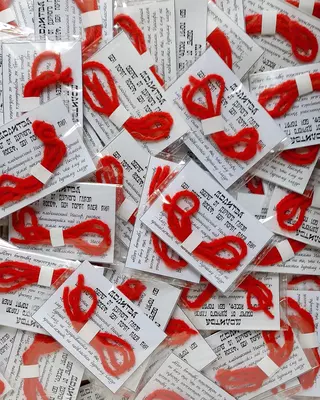 Красные нити с бусинами из натуральных камней Сувениры