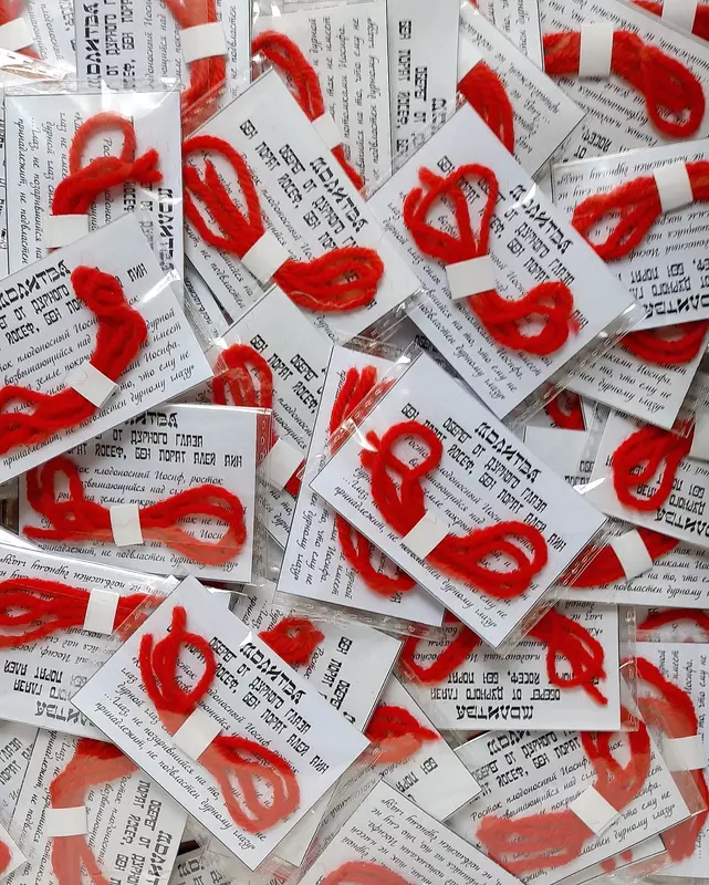 Красные нити с бусинами из натуральных камней Сувениры