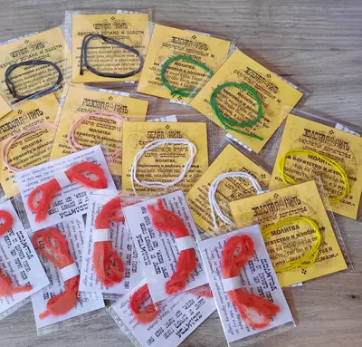 Красные нити с бусинами из натуральных камней - 40 000 сум / шт.