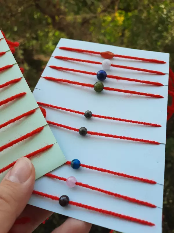 Красные нити с натуральными камнями. - 40 000 сум