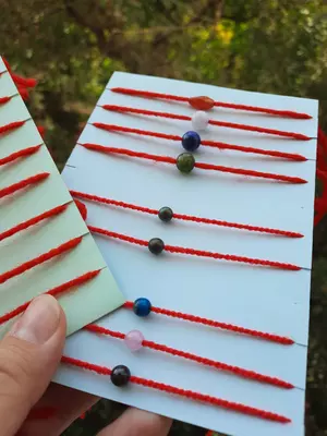 Tabiiy toshlar bilan qizil iplar - 40 000 so'm / dona