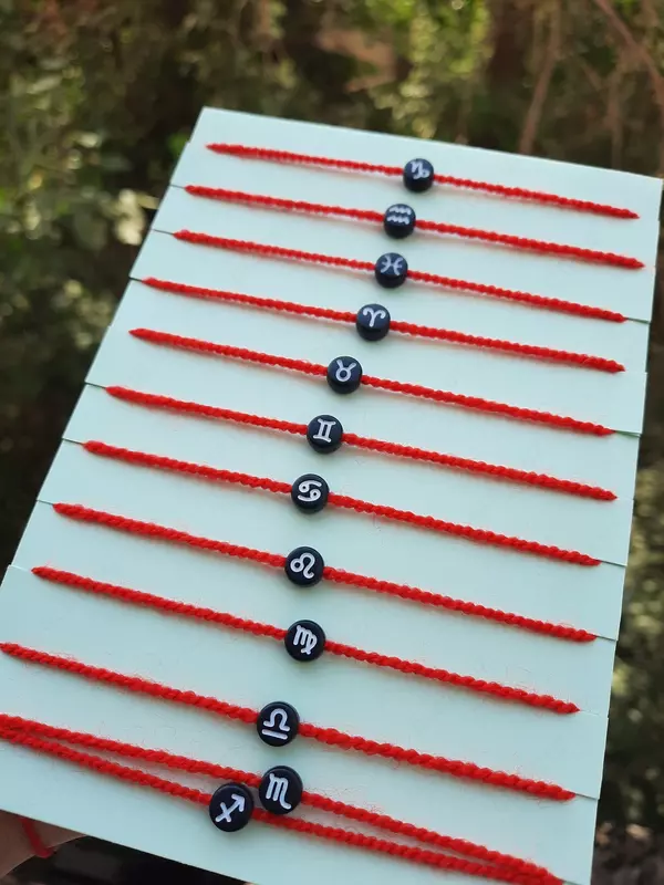 40 000 сум Красные нити с натуральными камнями.