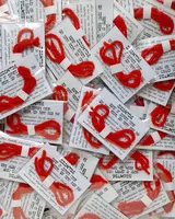 Красные нити с натуральными камнями. Сувениры