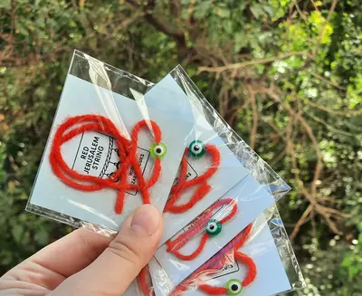 Красные нити с натуральными камнями.