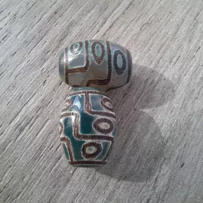 Tibet Dzi (Dzy) marjonlari. Uch ko‘zli, nektar idishi, pul tirkagi