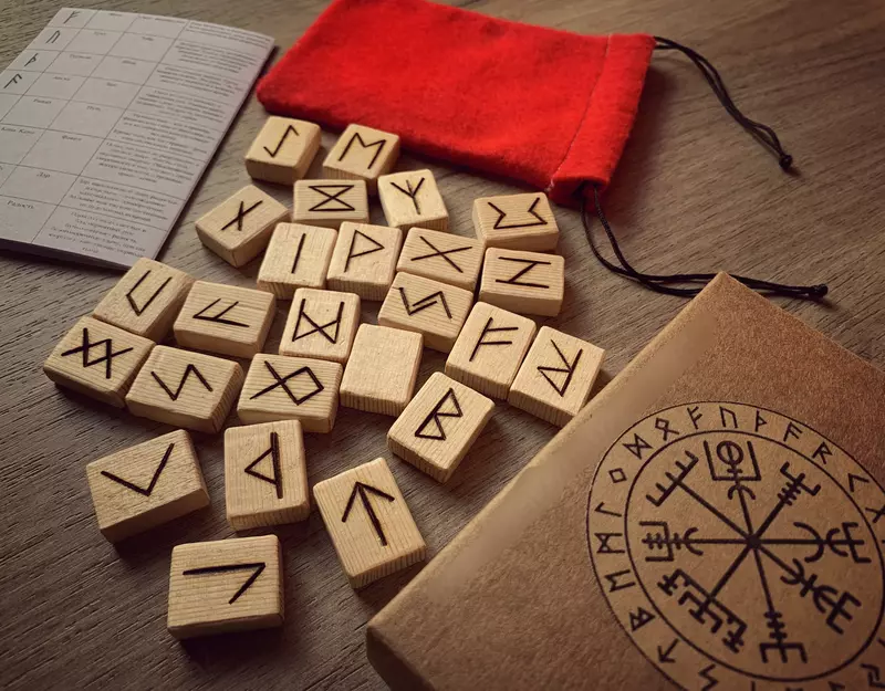 Сандаловые браслеты-амулеты с рунами. - Сувениры