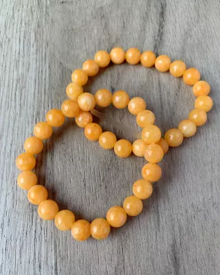 Цитрин в виде кулонов, браслетов и настольных камней.