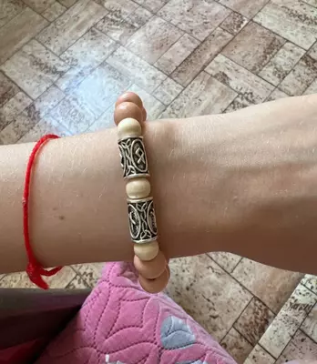 Сандаловый браслет с денежной руной
