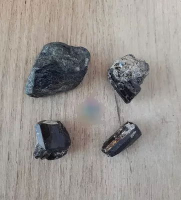 Tabiiy toshlar, ishlanmagan, assortimenti bilan