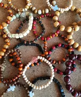 Сандаловые браслеты в ассортименте.