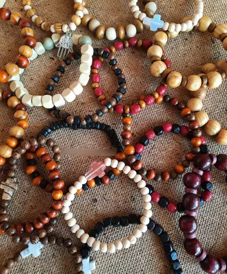 Sandal daraxtidan bilakuzuklar assortimenti bilan