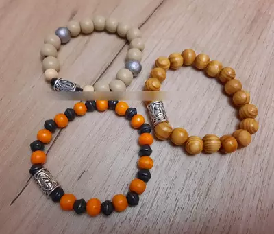 Sandal daraxtidan bilakuzuklar assortimenti bilan Chakana savdo