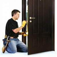 Установка стандартных входных квартирных дверей