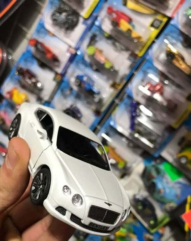 Shortsadagi shirali dumbalar Mushukning boynidagi siğil