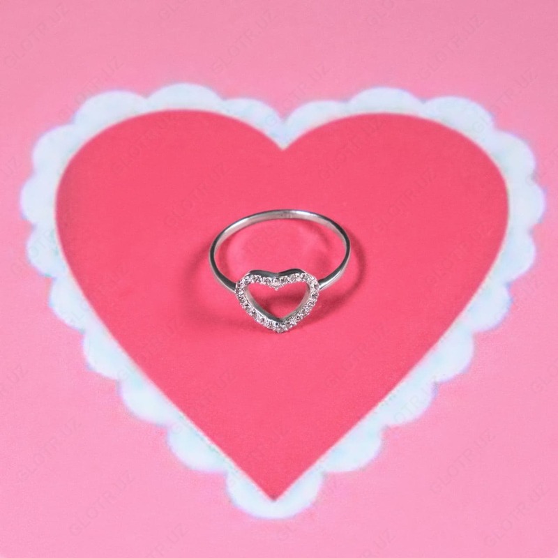 Toshlar bilan "Yurak" uzuk