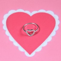 Toshlar bilan "Yurak" uzuk