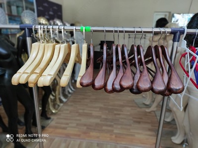 Цена по запросу Деревянная вешалка (плечики)