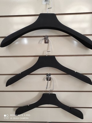 Пластиковая вешалка-плечики (средняя)