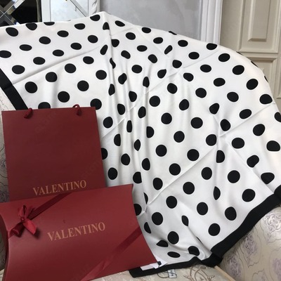 Платок Valentino (в горошек)