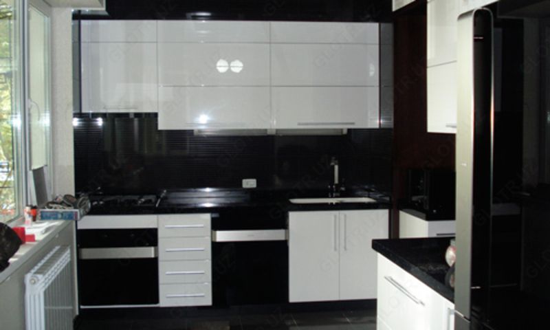  Qora va oq rangga boyalgan oshxona - 