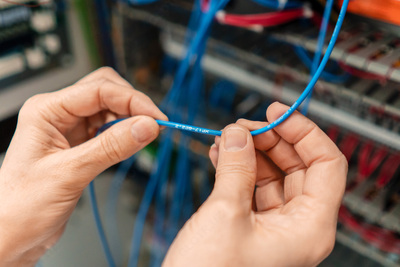 кабелях и профилях.