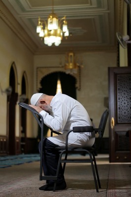 Муаллим стул номоз укиш учун