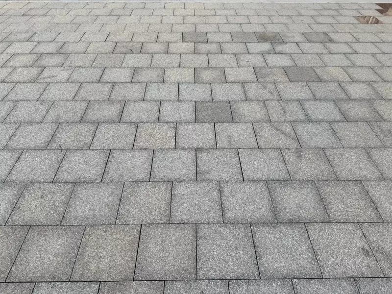 Granit Kuksaroy kulrang-bej olov bilan ishlangan qo'pol