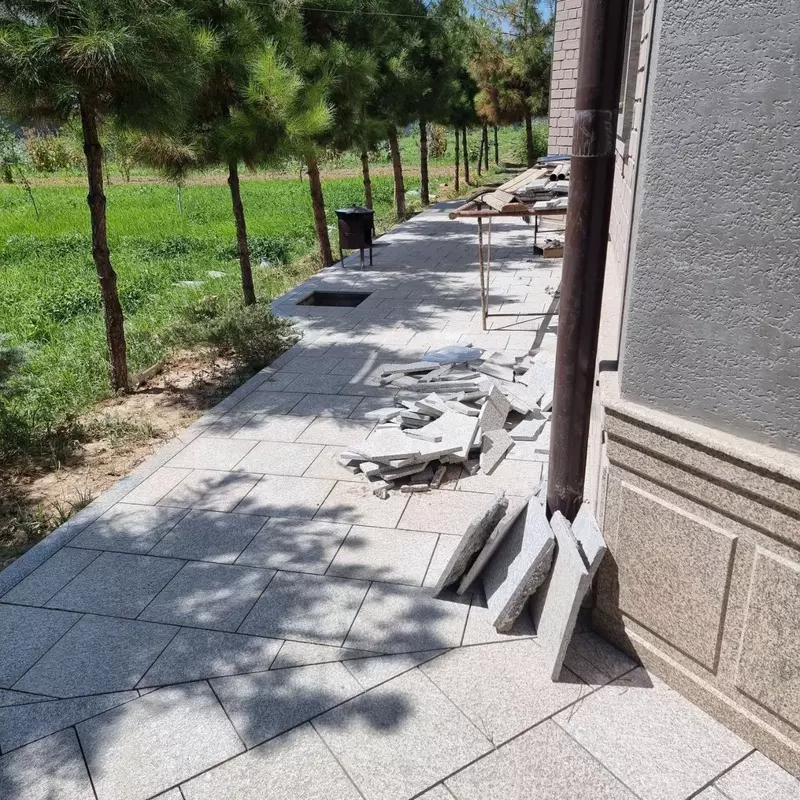 Granit Kuksaroy kulrang-bej olov bilan ishlangan qo'pol