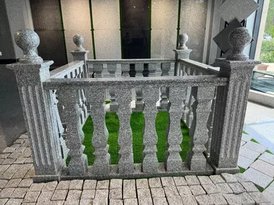 Полированные квадратные балясины из Куксарой гранита