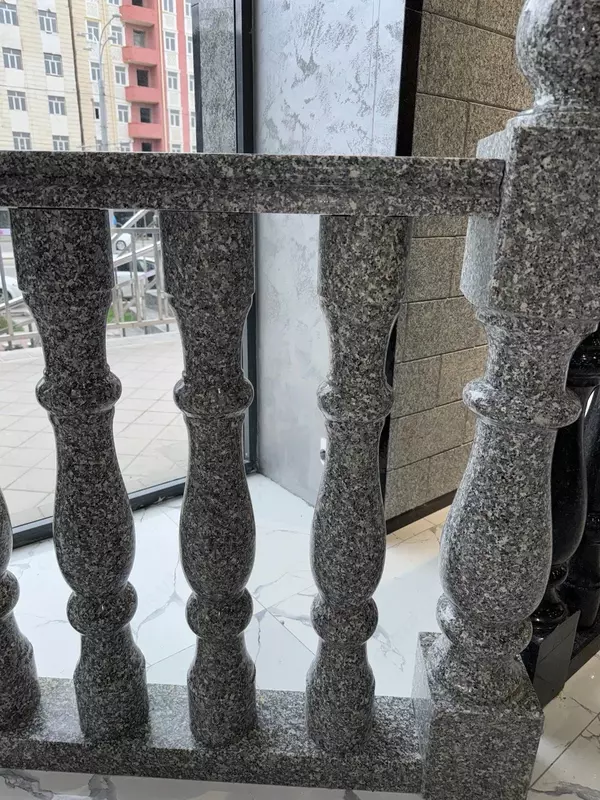 Полированные круглые балясина из Куксарой гранита