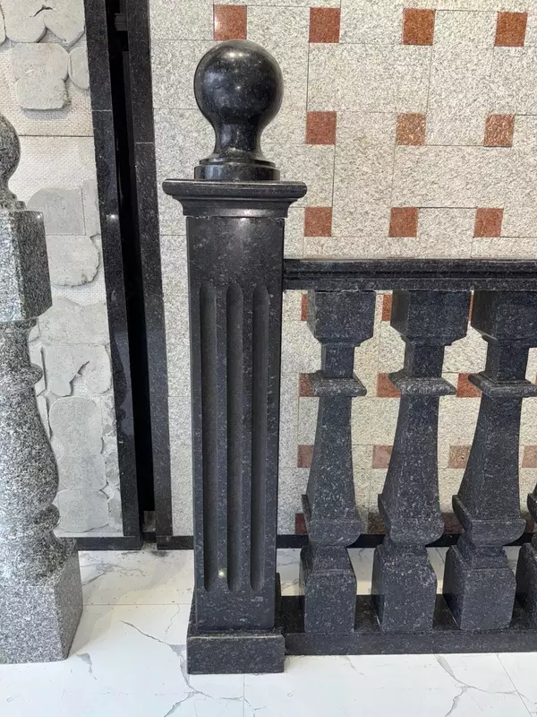 Полированные квадратные балясины из гранита Black Diamond