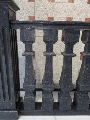 Полированные квадратные балясины из гранита Black Diamond