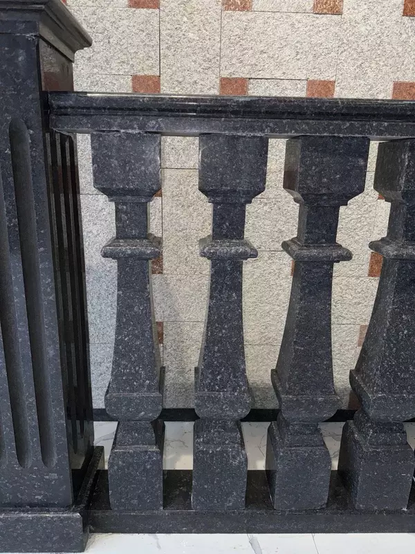 Полированные квадратные балясины из гранита Black Diamond - 463 000 сум