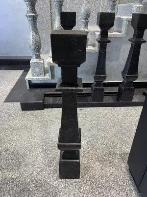 Полированные квадратные балясины из гранита Black Diamond